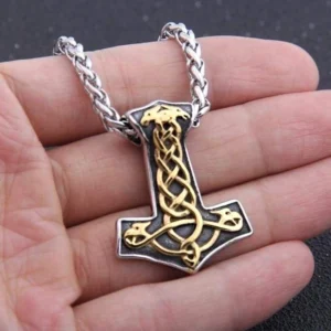 Detailansicht Thors Hammer Kette Mjölnir mit goldenen Verzierungen