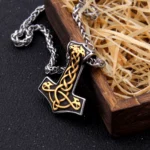Thors Hammer Kette mit goldenen Wikinger Knoten in schwarzem Silber Design