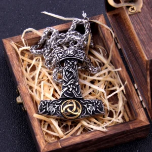 Nahaufnahme des goldenen Triquetra auf der silbernen Thors Hammer Kette