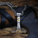 Thors Hammer Kette mit goldverziertem Knotenwerk, Wikinger Amulett aus Edelstahl