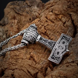 Nahaufnahme der Gravur auf der Thors Hammer Kette Wikinger Kette