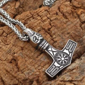 Detailansicht Thors Hammer Kette mit Helm of Awe Wikinger Schmuck