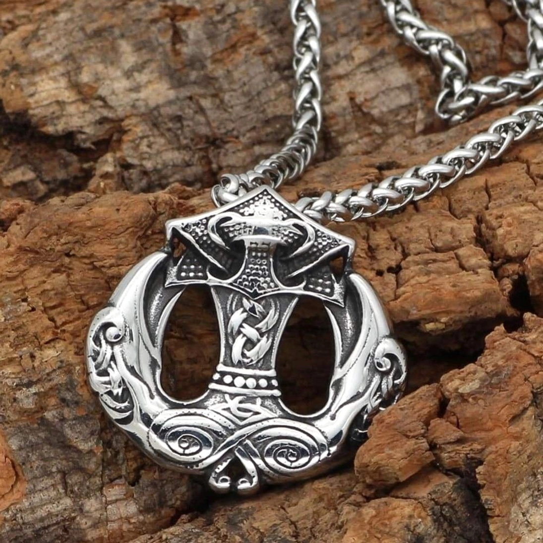 Detaillierte Ansicht der Thors Hammer Kette mit Odins Raben, traditionelle Wikinger Ornamente