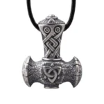 Thors Hammer Kette im Axt Stil mit schwarzem Lederband getragen, Wikinger Mjölnir Amulett