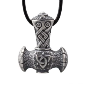Thors Hammer Kette im Axt Stil mit schwarzem Lederband getragen, Wikinger Mjölnir Amulett