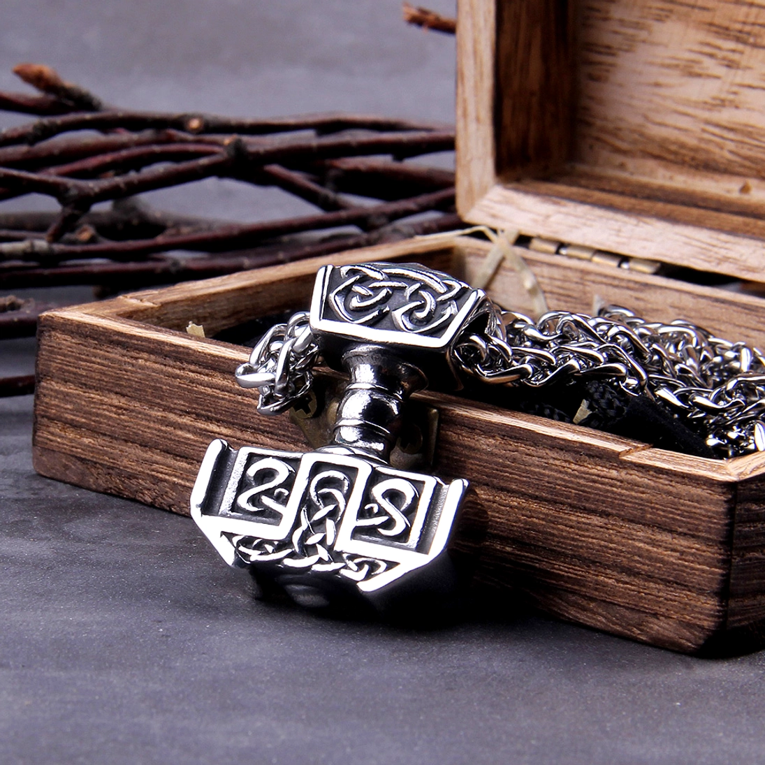Handgefertigte Thors Hammer Kette mit traditionellem Knotenmuster aus Edelstahl, Wikinger Schmuck