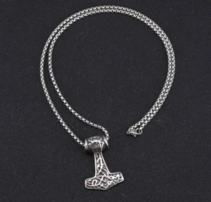 Nahaufnahme Thors Hammer Kette, silberner Wikinger Mjölnir Pendant mit traditionellen Ornamenten