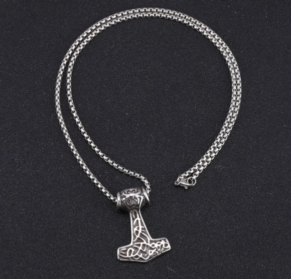 Nahaufnahme Thors Hammer Kette, silberner Wikinger Mjölnir Pendant mit traditionellen Ornamenten