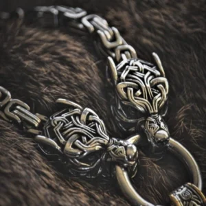Detailansicht der Thors Hammer Kette mit Wikinger Ornamenten und Tierkopf Motiven