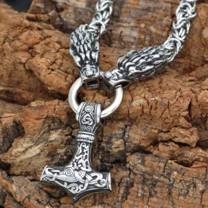 Nahaufnahme Mjölnir Anhänger Thors Hammer Kette mit Drachenköpfen