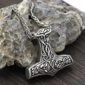 Nahaufnahme der Gravur von Thors Hammer Kette mit Drachenknoten