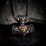 Thors Hammer Kette mit goldenem Triskel aus Edelstahl, Wikinger Schmuck Anhänger Nahaufnahme