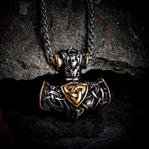 Thors Hammer Kette mit goldenem Triskel aus Edelstahl, Wikinger Schmuck Anhänger Nahaufnahme