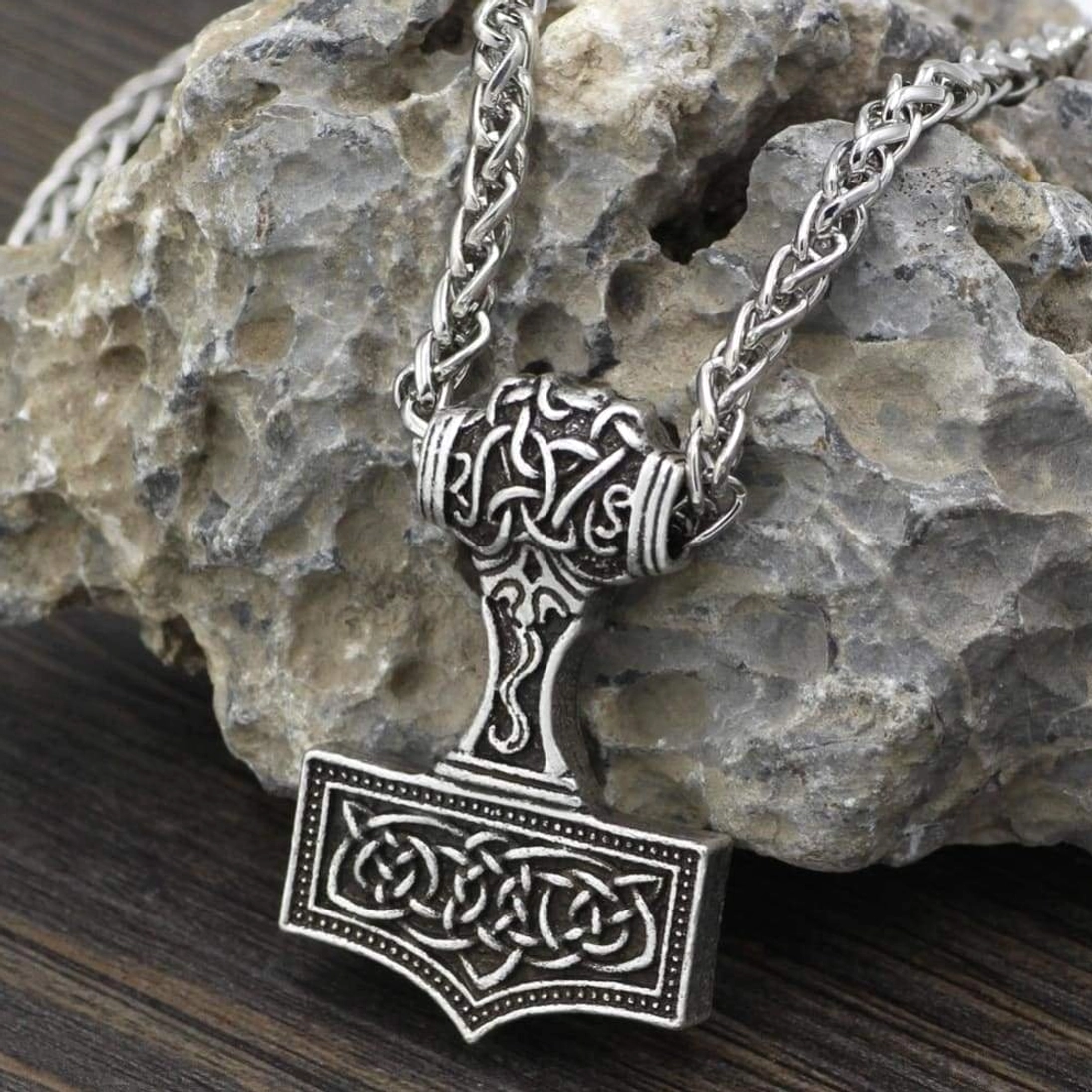 Detailansicht der keltischen Knoten Gravur auf der Thors Hammer Kette