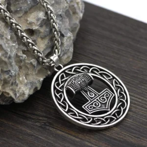 Detailansicht Thors Hammer Kette, gravierter Mjolnir im Knotenkreis Wikinger Schmuck
