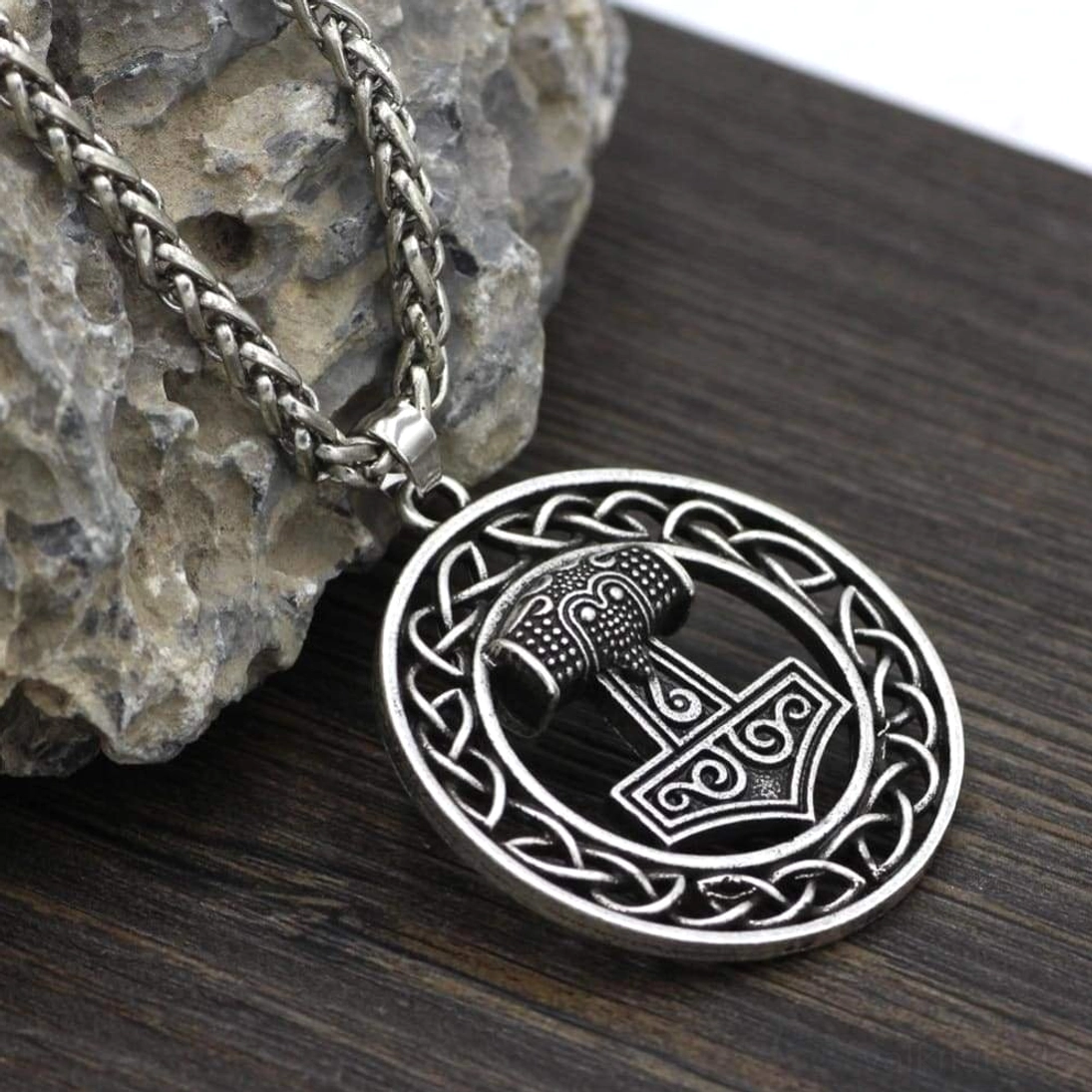 Detailansicht Thors Hammer Kette, gravierter Mjolnir im Knotenkreis Wikinger Schmuck
