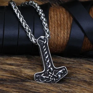 Autentische handgemachte Thors Hammer Kette, Detailansicht des Mjölnir Anhängers mit Wikinger Ornamenten