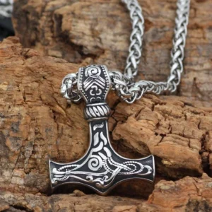 Gesamtansicht der Thors Hammer Kette mit traditionellen Wikinger Ornamenten