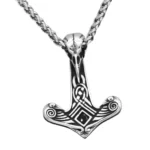 Thors Hammer Kette mit Raben Schädel Wikinger Amulet aus 316L Edelstahl Nahaufnahme