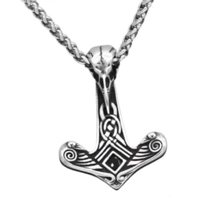 Thors Hammer Kette mit Raben Schädel Wikinger Amulet aus 316L Edelstahl Nahaufnahme