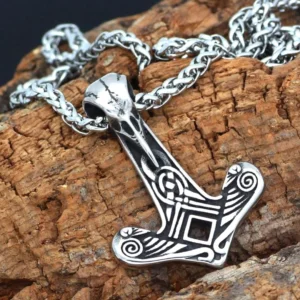 Thors Hammer Kette mit Raben Schädel Gravur Detailansicht Wikinger Schmuck