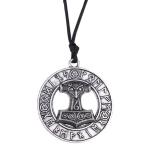 Thors Hammer Kette Detailansicht der Runen und Gravur