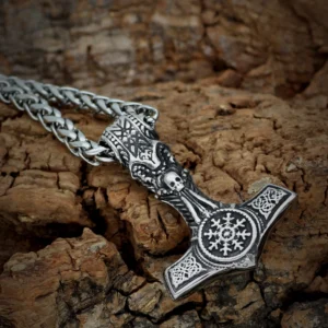 Nahaufnahme der detaillierten Gravur auf dem Thors Hammer Anhänger der Wikinger Kette