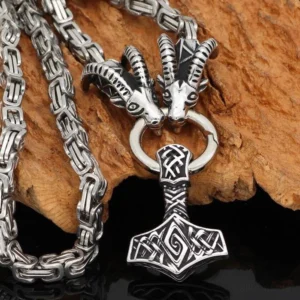Detailansicht der Thors Hammer Kette mit gravierten Ziegenkoepfen und Mjolnir