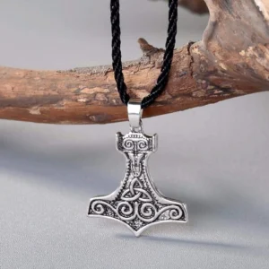 Detailansicht Thors Hammer Kette mit Triskelion Gravur, nordisches Mjolnir Amulett