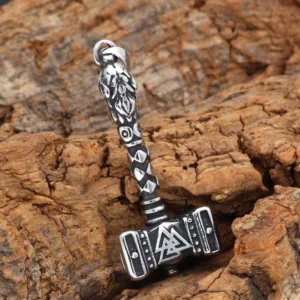 Gesamtansicht der Thors Hammer Kette, Wikinger Mjölnir Kette mit Valknut Gravur