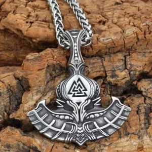 Detailansicht Thors Hammer Kette mit Valknut Symbol, handgefertigtes Wikinger Schmuckstück