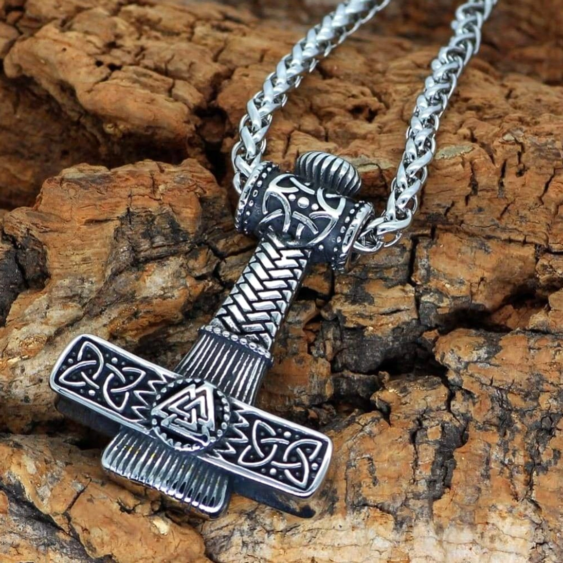 Detailansicht Thors Hammer Kette mit Valknut Knoten, Wikinger Mjölnir Halskette