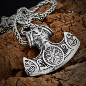 Nahaufnahme Thors Hammer Kette mit Vegvísir Gravur