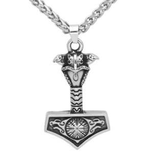 Detailansicht Thors Hammer Kette Wikinger, Symbol Gravur Vegvisir und Raben