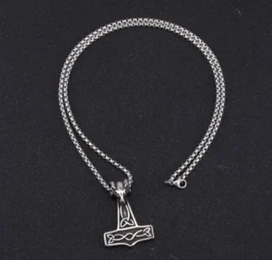 Nahaufnahme Thors Hammer Kette mit Ziegenkopf Wikinger Knoten Muster