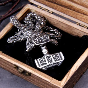 Nahaufnahme des Mjölnir Anhängers mit keltischen Knotenmustern, Thors Hammer Kette