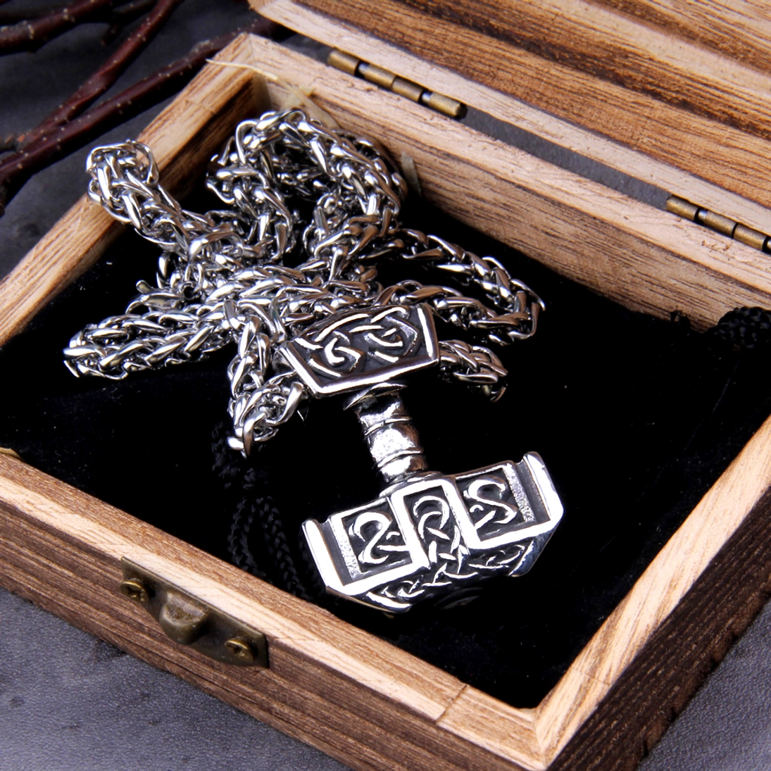 Nahaufnahme des Mjölnir Anhängers mit keltischen Knotenmustern, Thors Hammer Kette