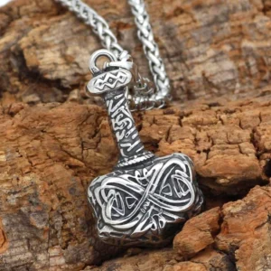 Detailansicht Thors Hammer Kette Mjölnir, Verarbeitung der wikingerischen Muster