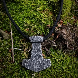 Nahaufnahme des Mjölnir-Anhängers der Thors Hammer Kette mit authentischer Schmiedetextur