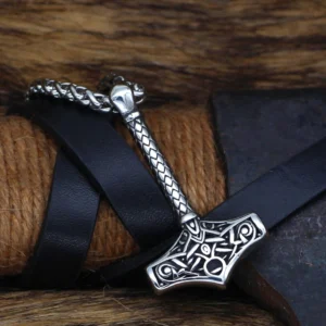 Detailansicht der gravierten Ornamente auf unserer Thors Hammer Kette Mjolnir