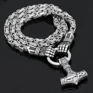 Nahaufnahme vom Mjolnir Anhänger der Thors Hammer Kette mit Berserker Motiv