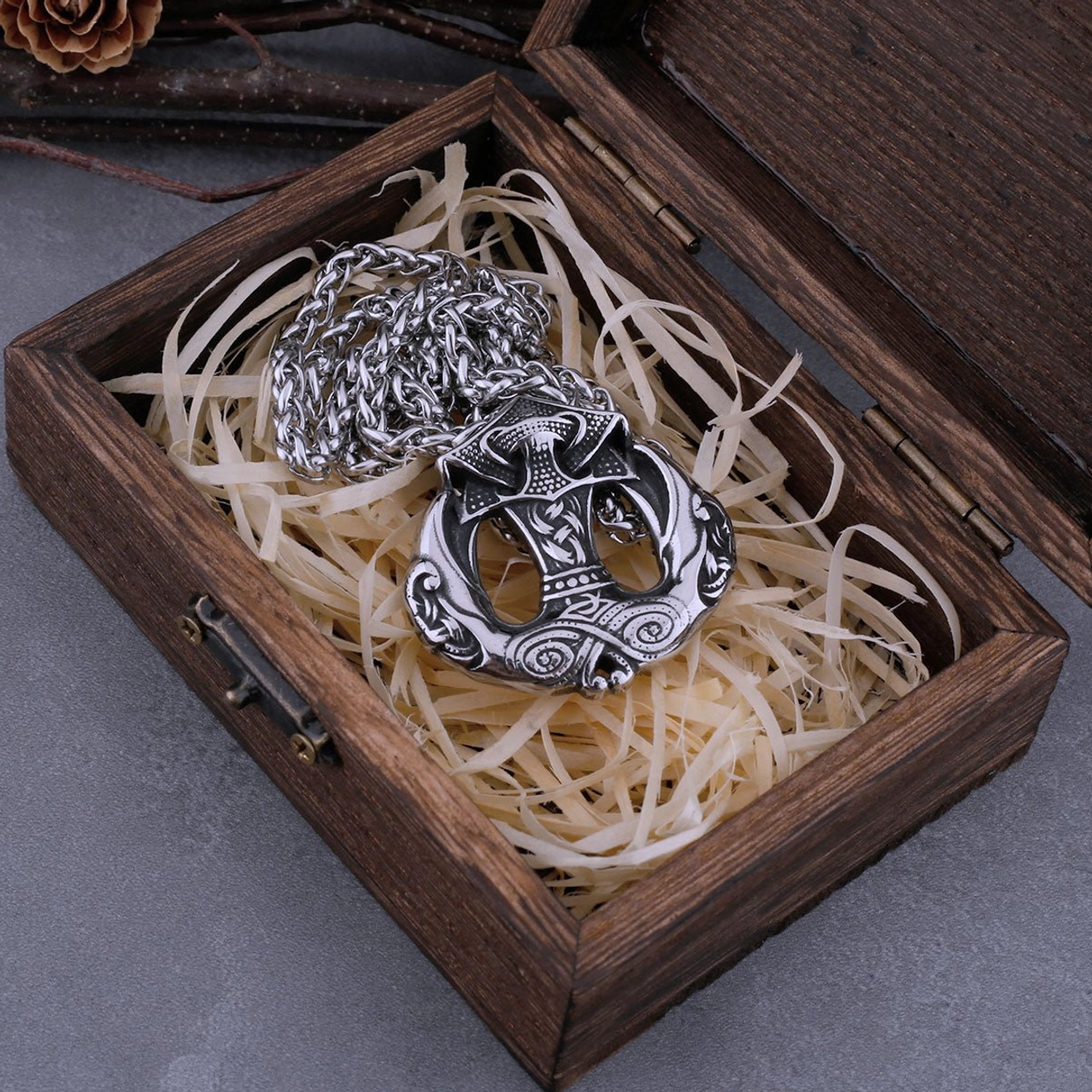 Nahaufnahme der Thors Hammer Kette mit nordischen Ornamenten aus Edelstahl