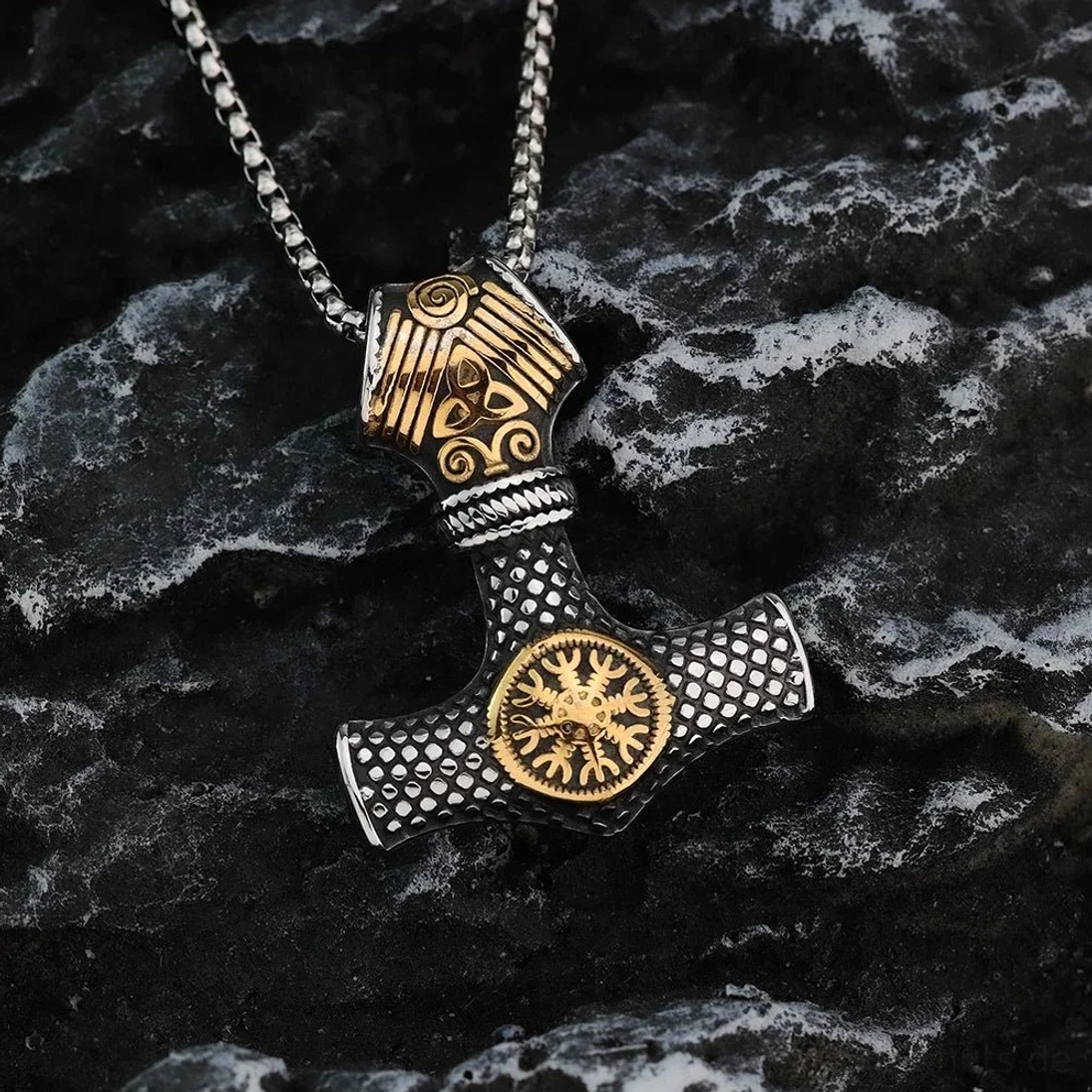 Seitenansicht des massiven Thors Hammer Anhängers Titanstahl Kette