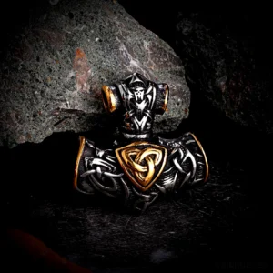 Goldener Triskel Gravur auf silberner Thors Hammer Kette, Wikinger Schmuck Detailansicht