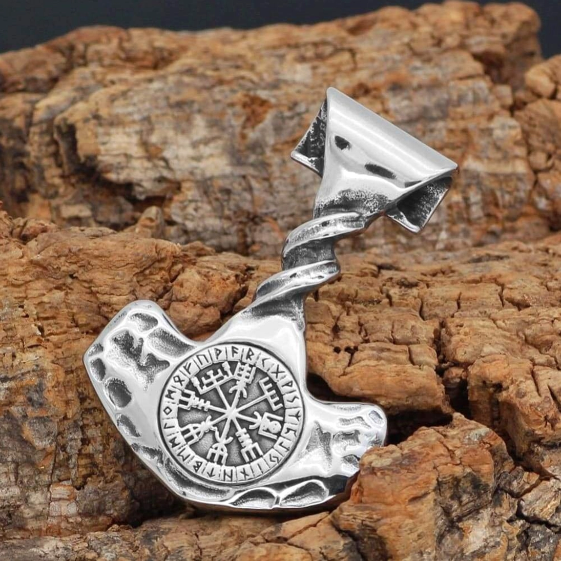 Thors Hammer Kette mit Vegvisir im Runenkreis, Detailansicht