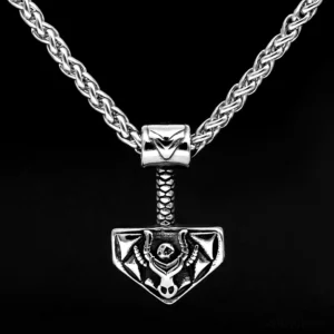 Detailansicht vom Thors Hammer Anhänger der Wikinger Kette mit Skulls Design
