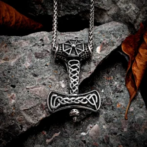 Handgefertigte Thors Hammer Kette mit Knotenkreuz Detailansicht, antik silberner Wikinger Anhänger