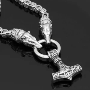 Nahaufnahme Bärenkopf Detail der Thors Hammer Kette Wikinger Königskette