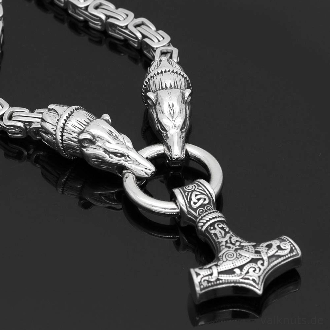 Nahaufnahme Bärenkopf Detail der Thors Hammer Kette Wikinger Königskette