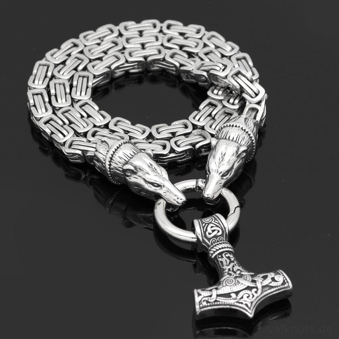 Nahaufnahme Mjolnir Amulett Gravur auf der Thors Hammer Kette
